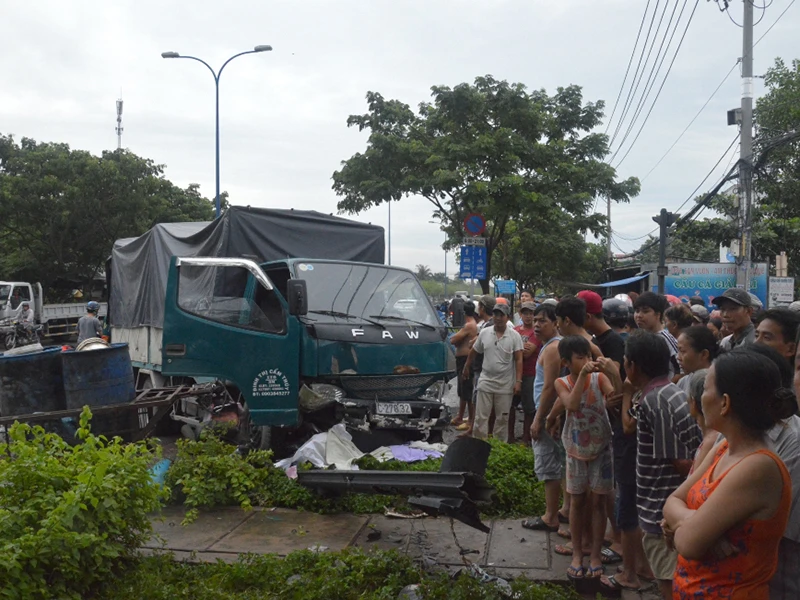 Chiếc xe tải lao lên dải phân cách tông 4 xe máy trên đường Trần Văn Giàu (huyện Bình Chánh, TP.HCM)